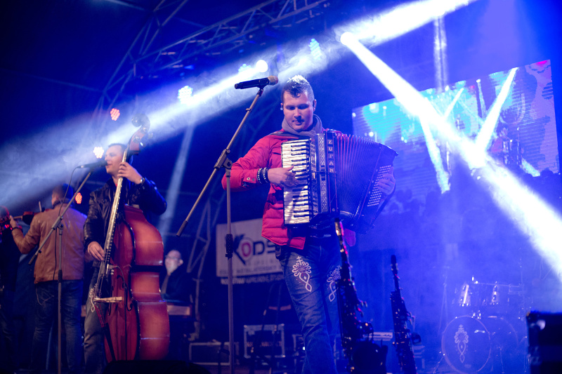 Piatkový večer na jarmoku patril Kollárovcom a kapele Mňága a Žďorp