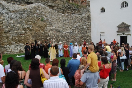 200808291213030.6_divadelnici_nudzu_o_divakov_naozaj_nemali_pocas_siedmich_dni_si_osudy_postav_pozrelo_6_500_navstevnikov_nielen_zo_slovenska