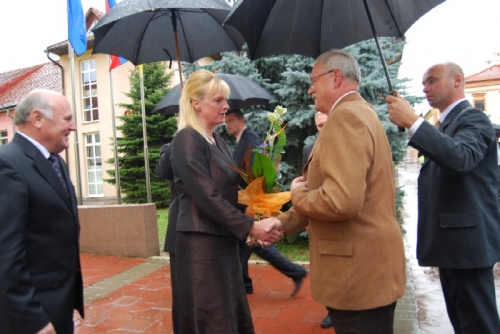 Prezidenta I. Gašparoviča prijal primátor V. Jaržembovský, prednostka MsÚ K. Satkeová a užšie vedenie mesta.