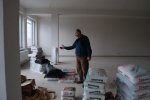 Už rozpredaný stavebný materiál (v čiernych vreciach) sa po zásahu polície dostal späť do gymnázia. Chýbalo však málo a už by ho nevideli.