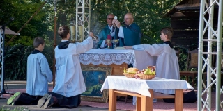 Na Hubertovských slávnostiach pasovali lovca i varili guľáš – fotografia 23