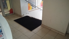 Schodisko na Družbe disponuje ďalšími protišmykovými rohožami – fotografia 1