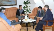 Bronzového z nedávnych majstrovstiev sveta A. Hlinku (na fotografii druhý zľava) prijali minulý pondelok aj čelní predstavitelia Mesta – primátor František Orlovský a prednosta MsÚ Anton Karniš. 