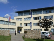  Tohtoročné prepúšťanie sa dotkne každého oddelenia. Po redukcii zamestnancov by sa všetky výkony mali namiesto troch vykonávať už  len v dvoch budovách , vrátane „centrály“ na Farbiarskej ul.