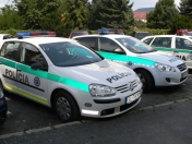 Najstarším príslušníkom 22-členného vozového parku OR PZ je momentálne Renault 19 (r.v. 93). Tými najmladšími zase VW Polo, Golf (vľavo) a Kia Ceed (vpravo).