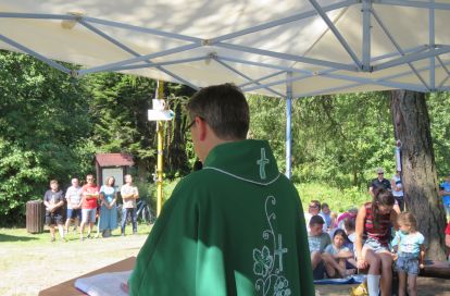 Tradícia putovania na vrch Osly pokračuje: Rodiny sa zišli v hojnom počte