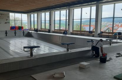 VIDEO Mestskú plaváreň dočasne zatvorili. Po dvoch rokoch sa ukazujú chyby