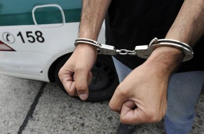 Škrtil, kopal ju i vyhadzoval z domu. Agresívneho mladého muža obvinila polícia 